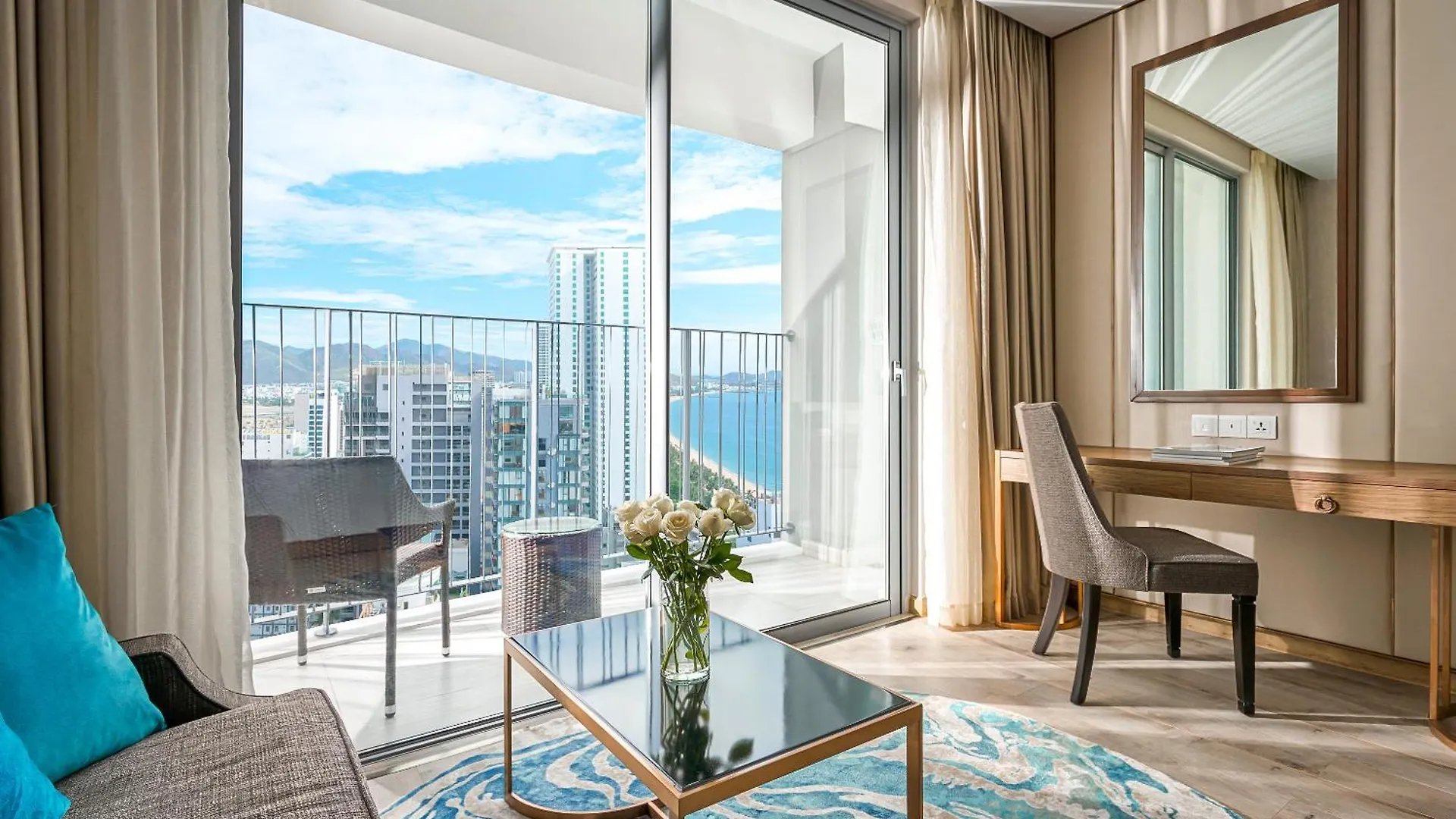 Grand Oceanfront Premier Suite Centre Nha Trang 0*,